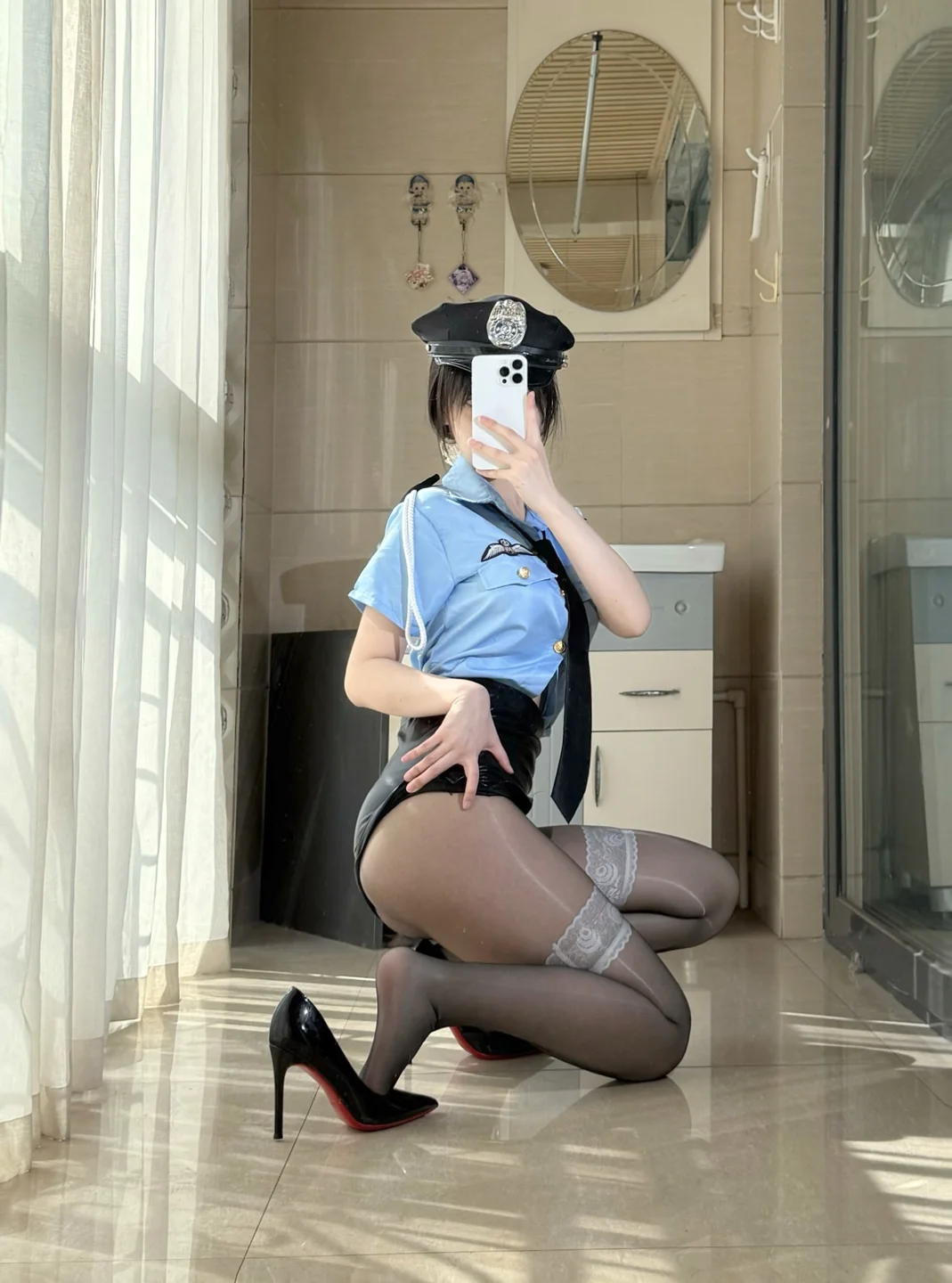 不可爱羚 - 高价定制 女警制服 [48P,8V-1.04GB] tg@simisebaisi 【丝足阁】031.webp